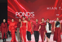 Tak Perlu Sepuluh Anak Muda, Cukup Satu Oma Sandra Gunawan Pond’s Age Miracle Runway “Menyala”