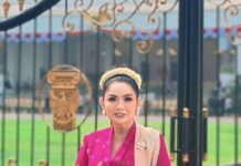 Vina Panduwinata Ogah Bahas soal Pensiun Bermusik Vina Panduwinata Ogah Bahas soal Pensiun Bermusik. (FOTO: Instagram/ @vinapanduwinata_real)