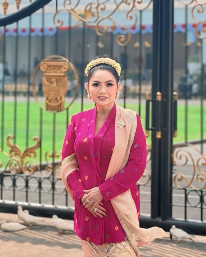 WhatsApp Image 2026-10-05 at 14.42.09 (1) Vina Panduwinata Ogah Bahas soal Pensiun Bermusik. (FOTO: Instagram/ @vinapanduwinata_real)
