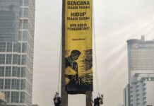 Bencana Kian Parah, Spanduk Kuning Raksasa “Hiasi” Monumen Selamat Datang